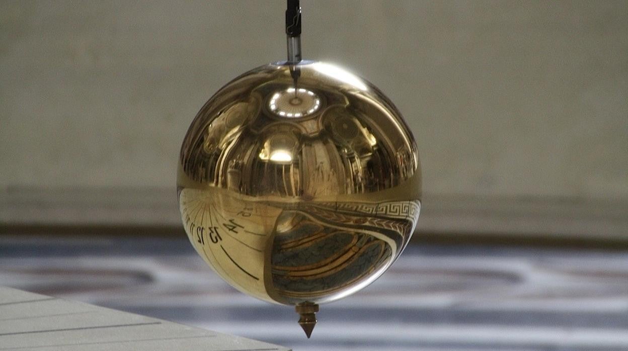 En esta fotografía se muestra el péndulo que se encuentra en el Panteón de París