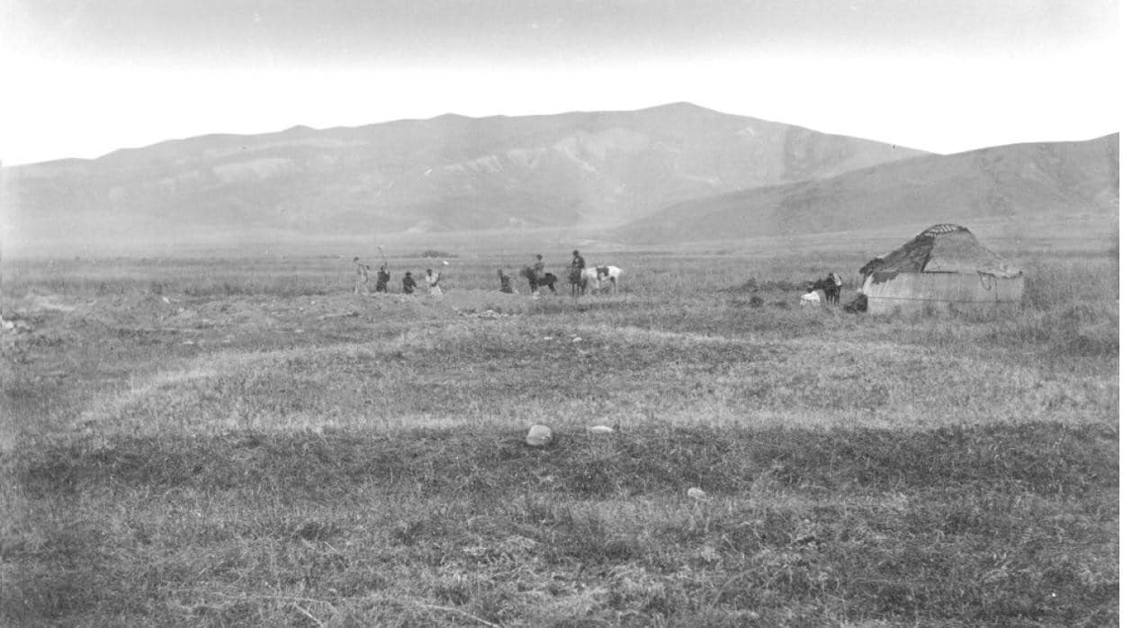 Excavación del sitio KaraDjigach, en el valle Chu de Kirguistán, en las estribaciones de las montañas Tian Shan. Esta excavación se realizó entre los años 1885 y 1892