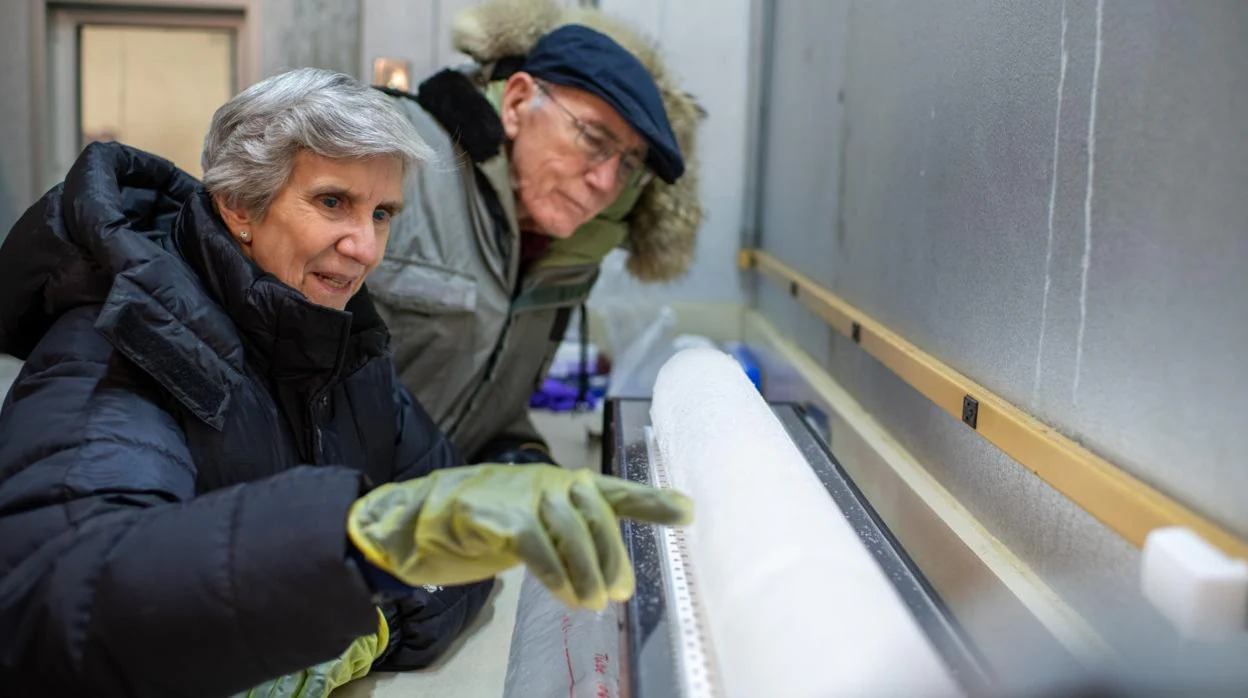 Ellen Mosley Thompson y Lonnie Thompson examinando un núcleo de hielo recuperado