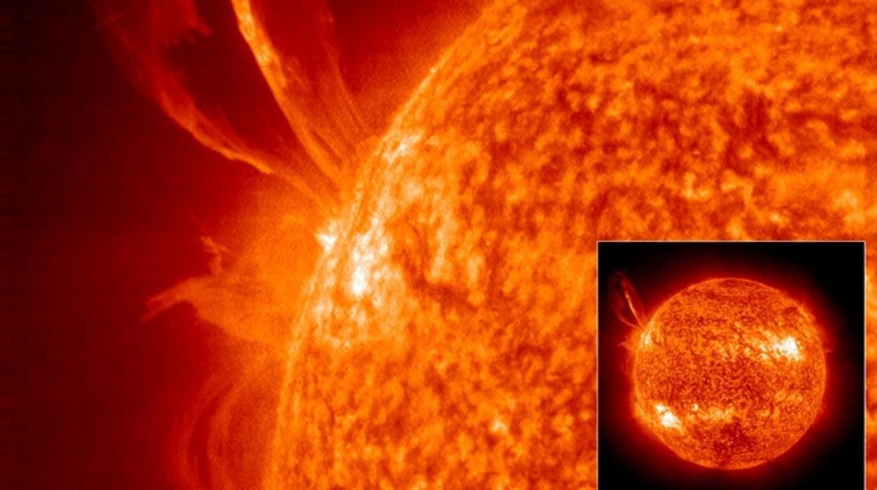 En la imagen, tomada por el observatorio SOHO en 1999, una enorme erupción solar envía una gran cantidad de plasma al espacio