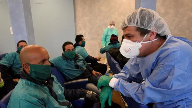 Médicos cubanos, en España: «Queremos ayudar, pero estamos atados de pies y manos»