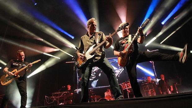 Hombres G llega este sábado al Auditorio Rocío Jurado con su gira «30 años y un día»