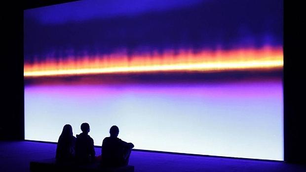 «Resounding (Ultraviolet)» (2014), de Susan Hiller, obra presente en la muestra «El gran Silencio» del CAAC