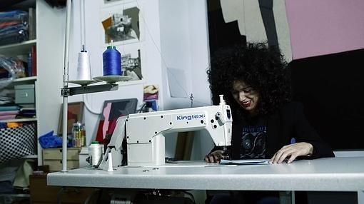 Sonia Navarro trabajando con su máquina de coser