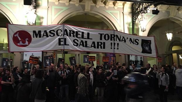 Protesta de los trabajadores a las puertas del Liceu