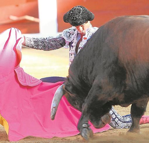 El Juli, torero rodilla en tierra