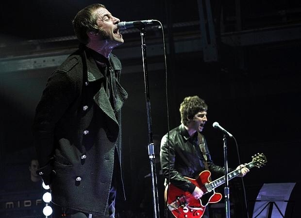 Los hermanos Gallagher, en una imagen de archivo, durante un concierto de Oasis