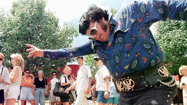 Un imitador de Elvis baila en Graceland, el parque de atracciones creado en torno al músico en Memphis