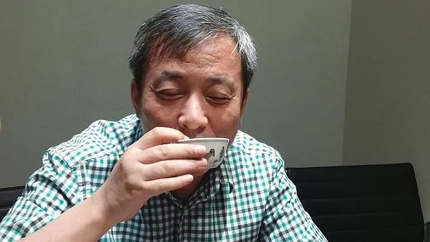 Liu Yiqian, bebiendo de la célebre «taza del pollo», tesoro de la dinastía Ming