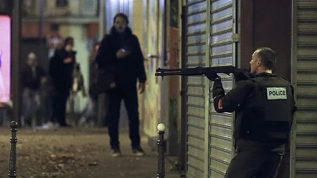 Un policía vigila en las calles de París