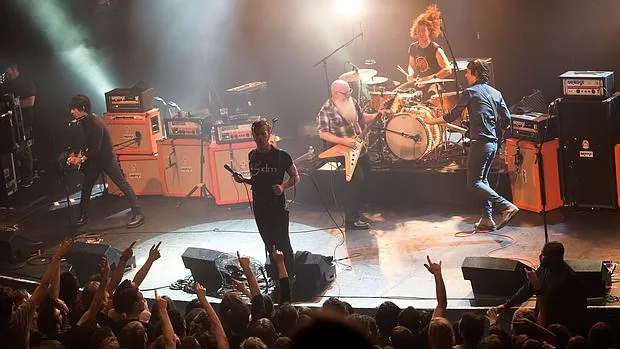 El grupo Eagles of Death Metal durante su actuación en la sala parisina Bataclan antes de producirse los antentados