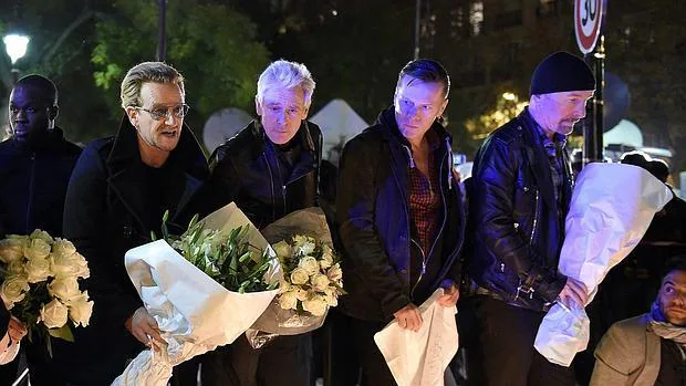 La banda irlandesa, el pasado sábado, cerca de la sala Bataclan de París, rindiendo un homenaje a las víctimas de los atentados