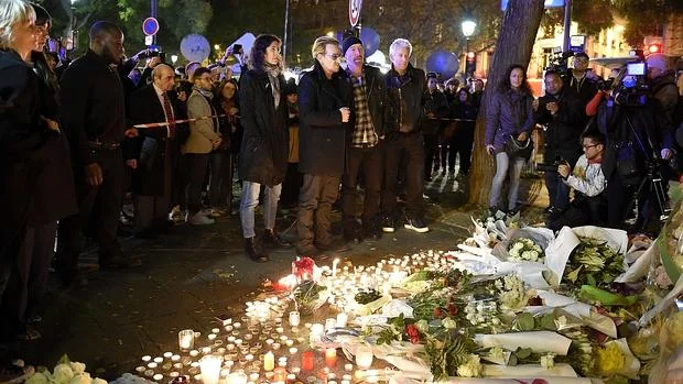 Los integrantes de U2 rindieron homenaje en París a las víctimas de los atentados terroristas