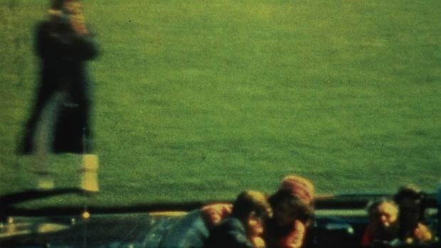 Momento captado por una cámara en el que Kennedy recibe un disparo, en 1963