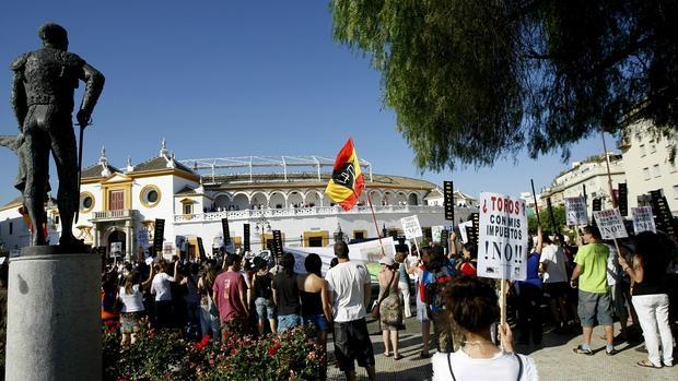 Manifestación antitaurina a las puertas de la plaza de toros de Sevilla