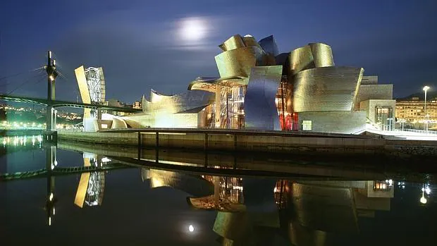 Vista nocturna del museo, junto a la ría de Bilbao