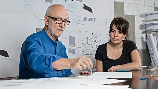 El arquitecto Peter Zumthor, premio Pritzker, junto a la paraguaya Gloria Cabral