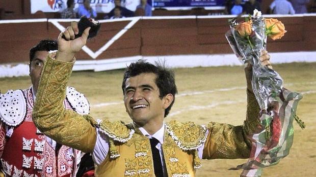 Joselito Adame pasea feliz la oreja que cortó