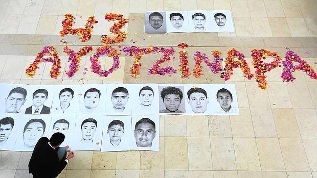 Protesta frente a la embajada mexicana en Bogotá recordando a los 43 estudiantes asesinados en Iguala