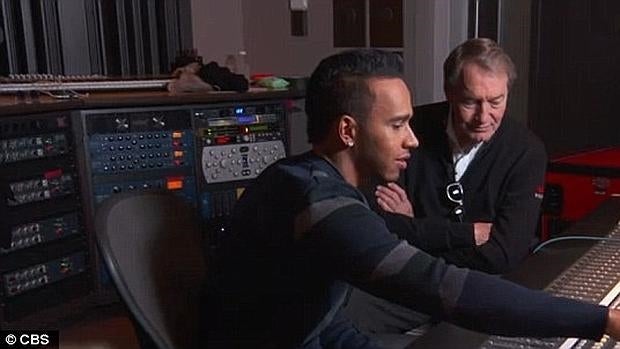 Lewis Hamilton mostrando su estudio al entrevistador de la CBS