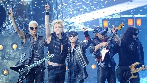 Los miembros de Scorpions, al cierre de un concierto en Berlín
