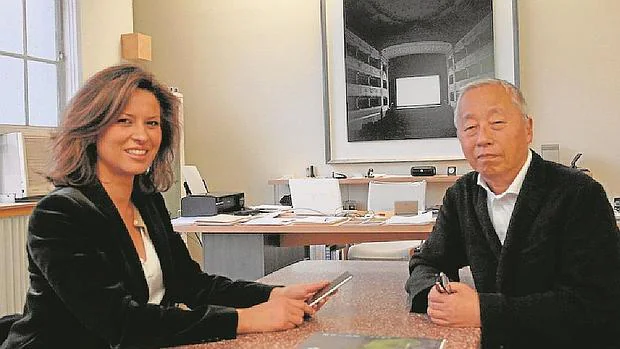 Elena Cué y Sugimoto, en su estudio, durante la entrevista