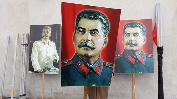 Pancartas con el retrato de Stalin
