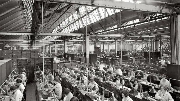 Las mujeres se incorporan al mercado laboral en el siglo XIX. En la imagen, operarias en una fábrica de Detroit