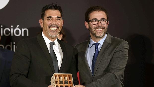 El escritor barcelonés Víctor del Árbol (i) recibe el 72 Premio Nadal de novela de manos del editor Emili Rosales