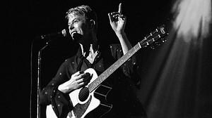 Bowie, durante su concierto en Zaragoza en 1997