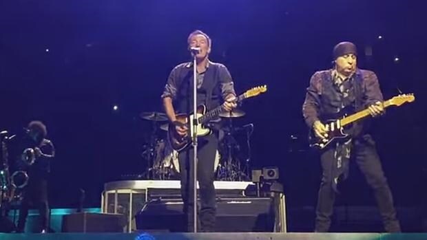 Springsteen durante su homenaje a Bowie