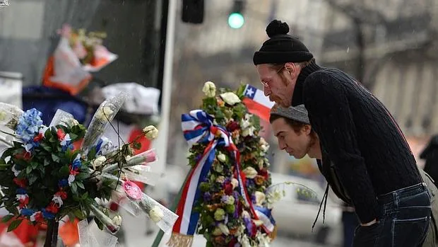 El cantante de «Eagles of Death Metal», Jesse Hughes, muestra sus respetos a las víctimas de los atentados