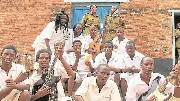 Algunos de los presos que han participado en el álbum, con sus instrumentos