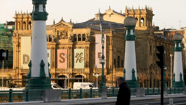 Vista del Teatro Victoria Eugenia, engalanado para el arranque de SS2016