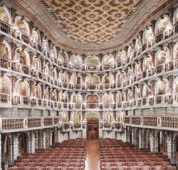 «Teatro Científico Bibiena Mantova I» (2010), de Candida Höfer