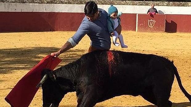 Fran Rivera «Paquirri» toreando con su hija de cinco meses en brazos