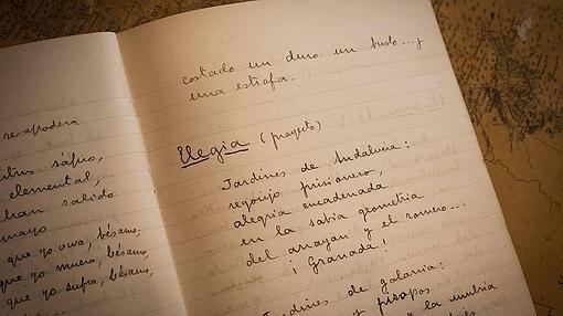 Página manuscrita de las memorias de Pemán con el proyecto de uno de sus poemas, «Elegía»