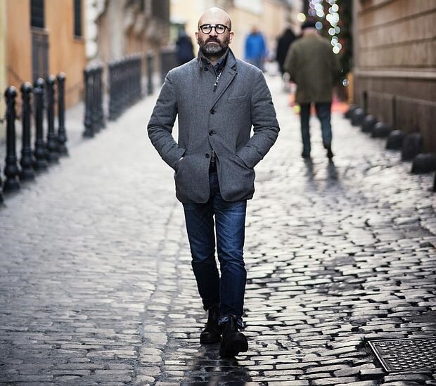 El escritor italiano Donato Carrisi, fotografiado en las calles de Roma