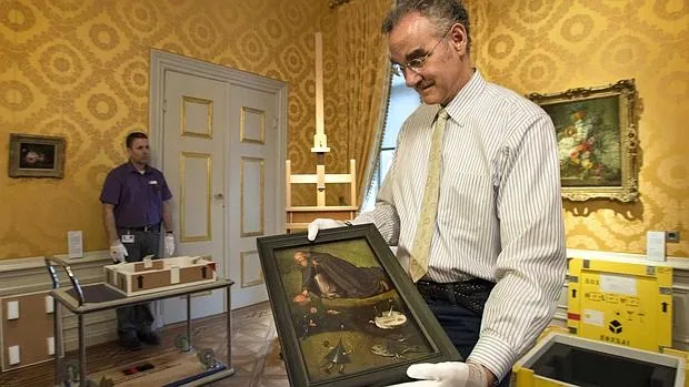 Un trabajador del museo Noordbrabants muestra «La tentación de San Antonio» en el museo en Den Bosch