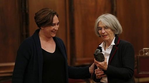 Donna Leon recibe el premio Carvalho de manos de la alcaldesa, Ada Colau