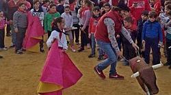 Morante corre un encierro con cientos de niños por las calles de su pueblo