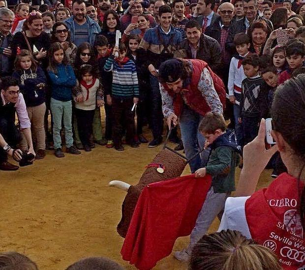 Morante de la Puebla juega al toro con los niños