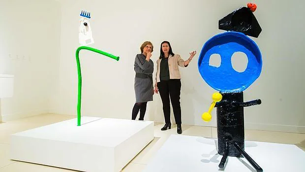 Rosa María Malet y Elisa Durán, admirando dos esculturas de Miró en la exposición