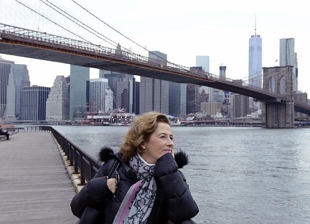 La escritora Julia Navarro, con el puente de Brooklyn al fondo