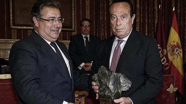 Curro Romero recibió el II Premio Taurino Ayuntamiento de Sevilla