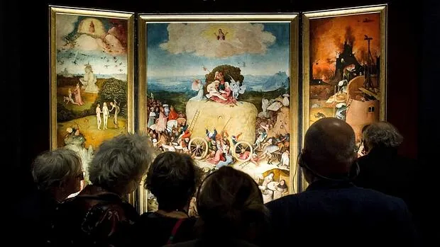 Visitantes observan el tríptico «El carro de heno», del Bosco, en el Noordbrabants Museum de Bolduque
