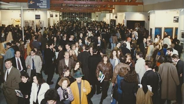 A pesar de la crisis, numerosos visitantes hicieron cola para ver las galerías de ARCO'91