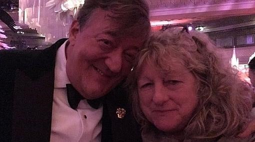 Stephen Fry, junto a Jenny Beavan, tras los Bafta