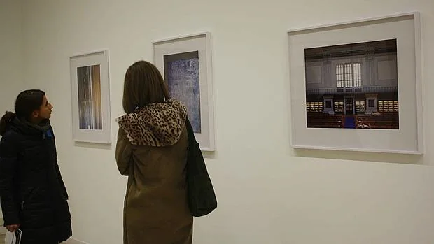 Dos asistentes observan la exposición «The Space, the Detail, the Image», de Candida Höfer