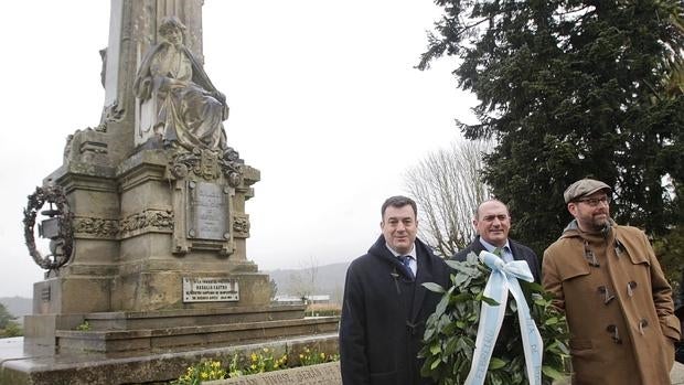 Ofrenda floral al monumento de Rosalía de Castro en Santiago de Compostela